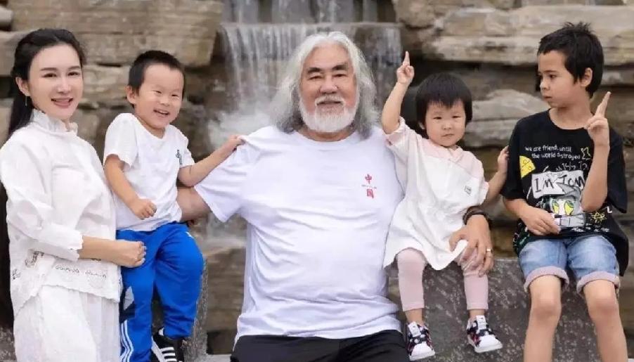 张纪中这事越来越离谱。年轻时，他凭借《射雕英雄传》等武侠剧声名大噪，是业内颇有名