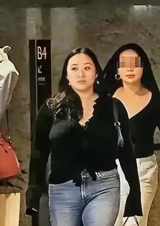 她就是林忆莲和李宗盛的女儿，长得不像妈，也不像爸，妈妈是小眼睛单眼皮，她是大眼睛