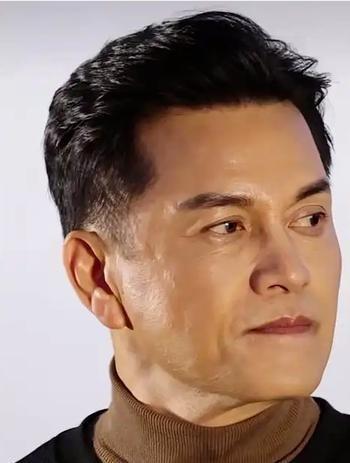 1996年，吕良伟正准备迎娶邝美云，本以为得先和周海媚办个离婚。谁