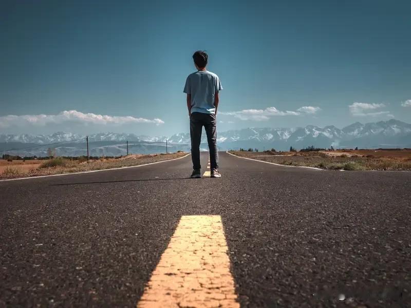 说别人眼红他闹养老金，是因为怕被超越失去优越感的人，是倒打一耙的心虚表现。不是吗