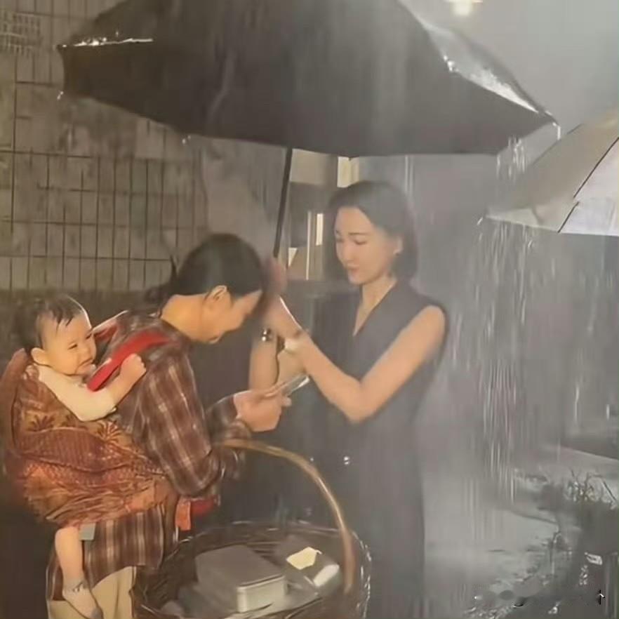 我以为内娱自己够烂了没想到短剧行业还能更恶心居然让几个月大的小孩淋雨拍戏剧