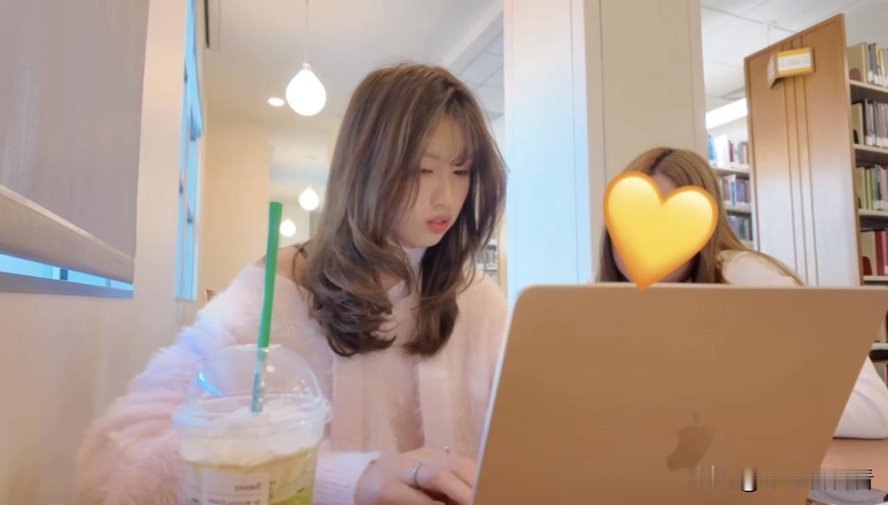 徐朵回国外上学，通过视频拍摄记录她的学习和生活，她说，导演课是她的必修课，还有几