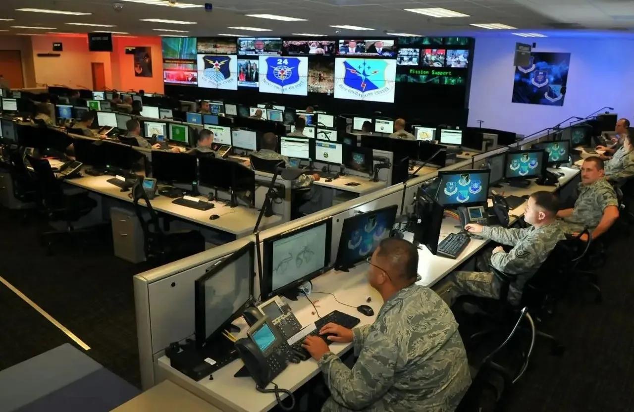 北约内部，美国与欧洲盟友之间的裂痕在不断扩大，互相的信任持续恶化。据英国媒体报道