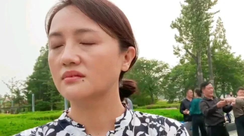 今天才知道朱媛媛就是这个嘴角有一颗痣，还长了一颗小虎牙的女人！在娱乐圈里