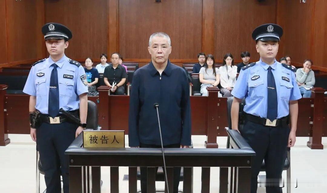 最近刷到一条反腐新闻，原陕西省气象局局长李良序受贿案一审宣判，涉案金额三千多万，最终被判13年。看到