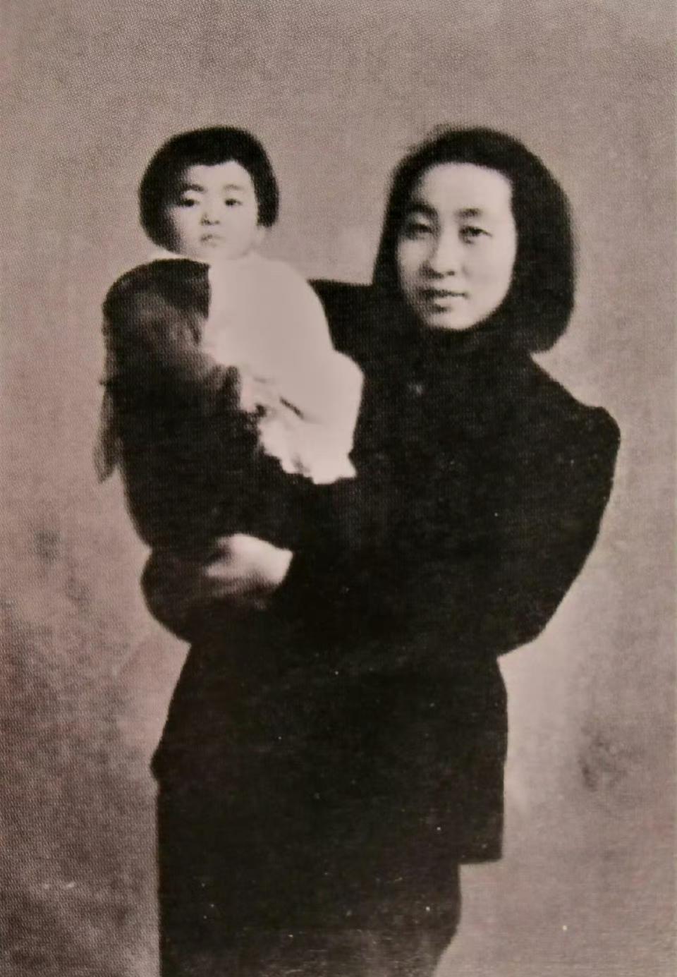 1946年叶群抱着两岁的林豆豆（林立衡）在哈尔滨留影。