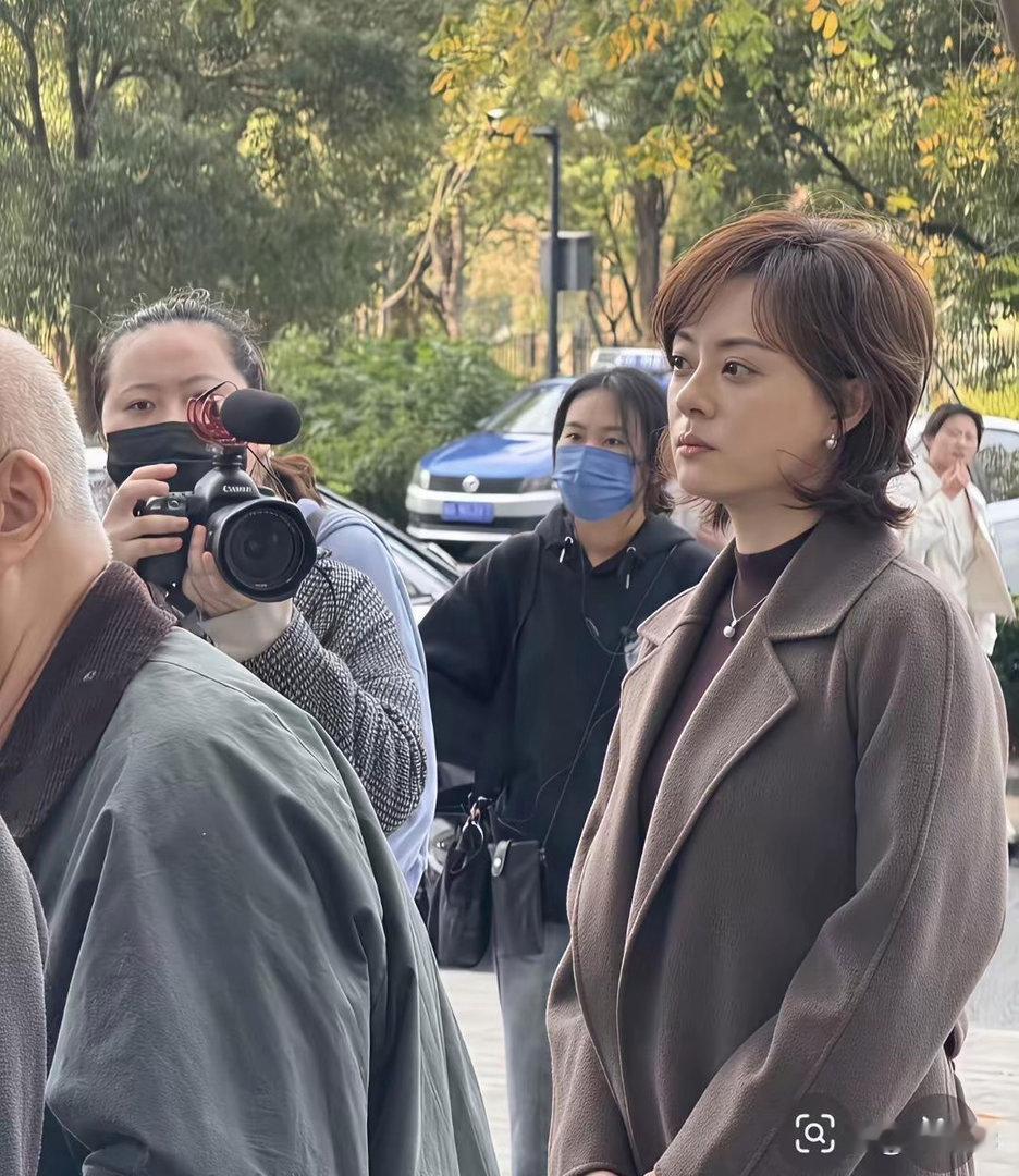 现实里的孙俪也太绝了，皮肤白皙透亮，五官精致耐看，每一帧都自带气质，这样的颜值真