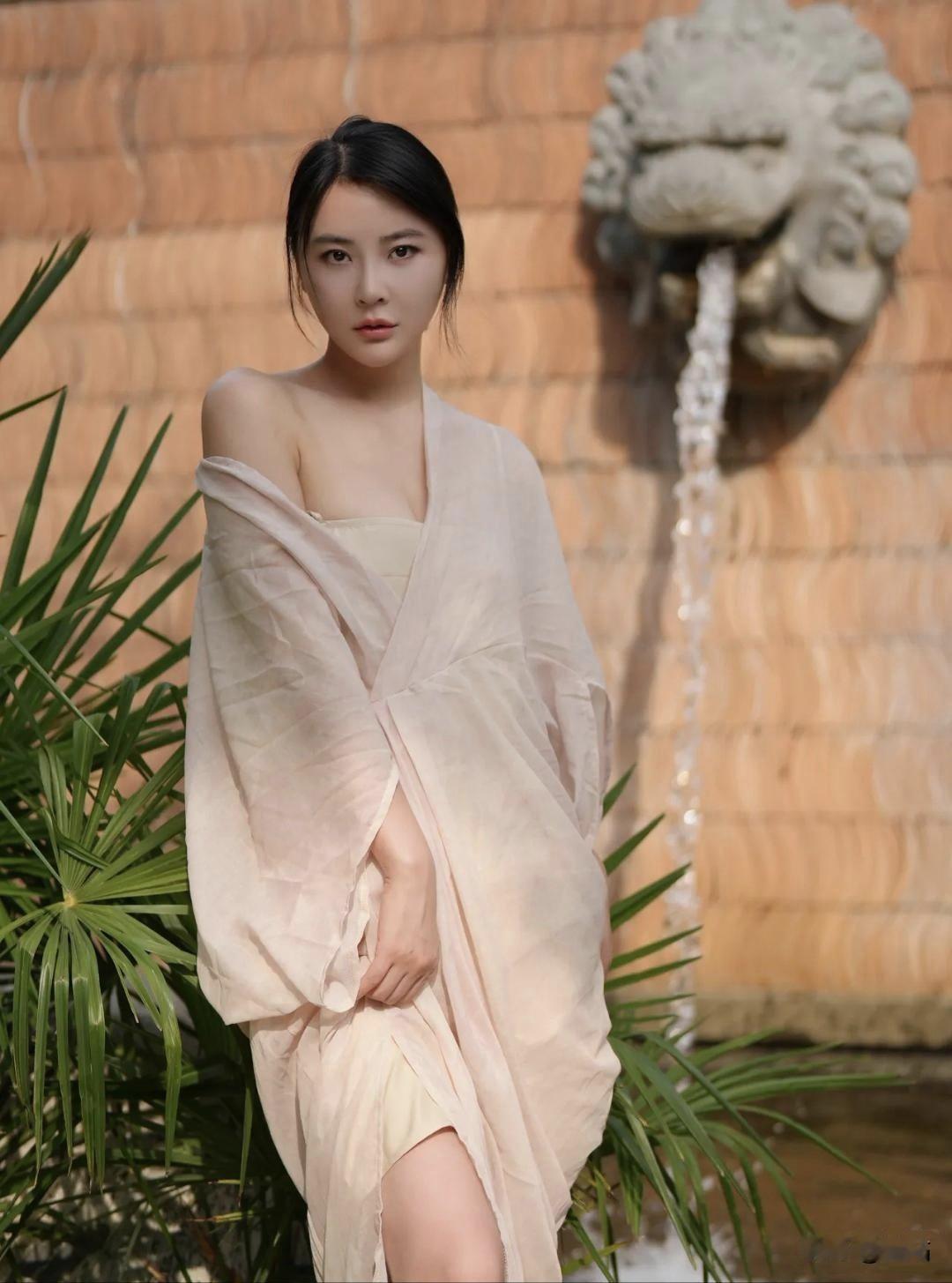 美图欣赏，看图写诗《汀兰弄水》轻绡笼玉骨，浅步弄流泉。风动棕叶影，悠