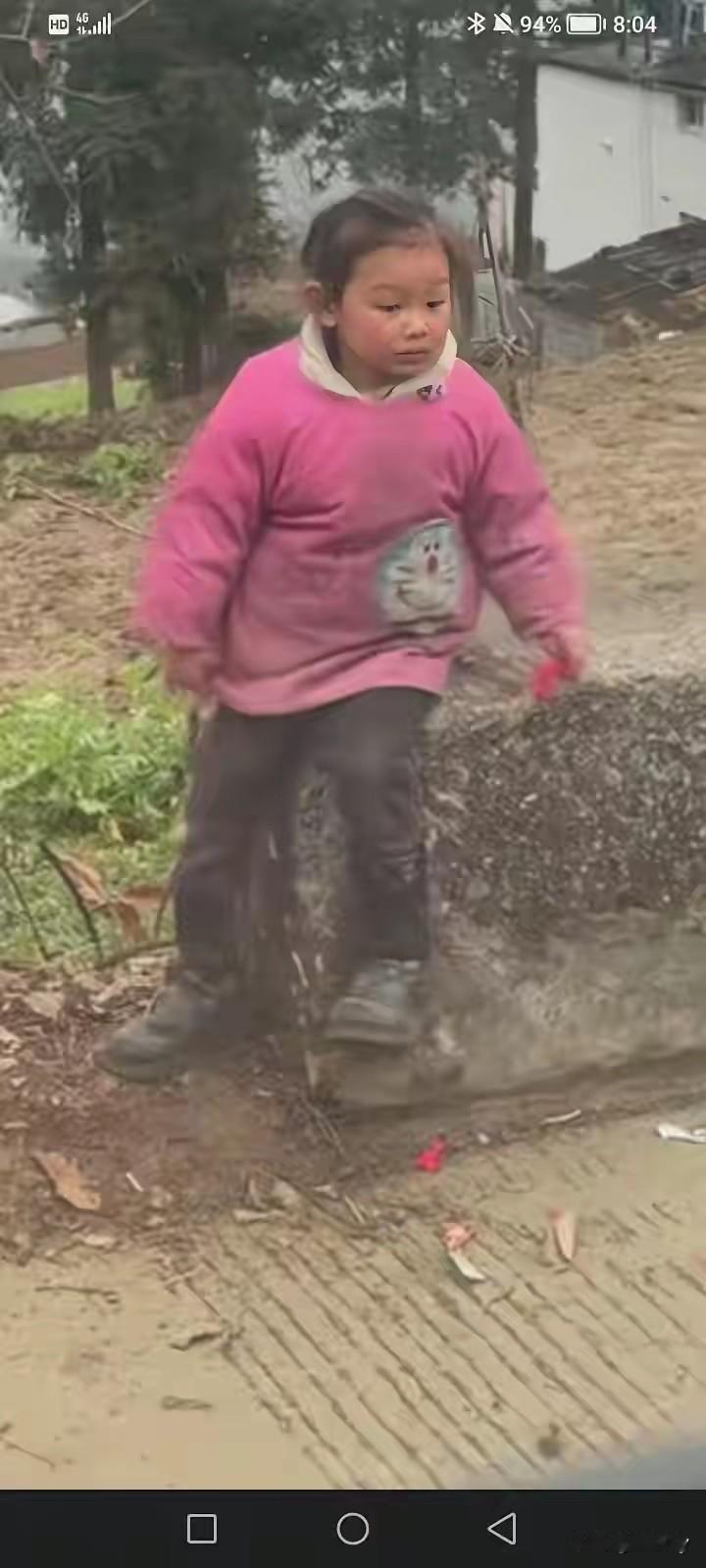 看到这一幕太扎心了！夫妻外地打工回老家，刚到村口，就看到女儿坐在路边的石阶上望眼