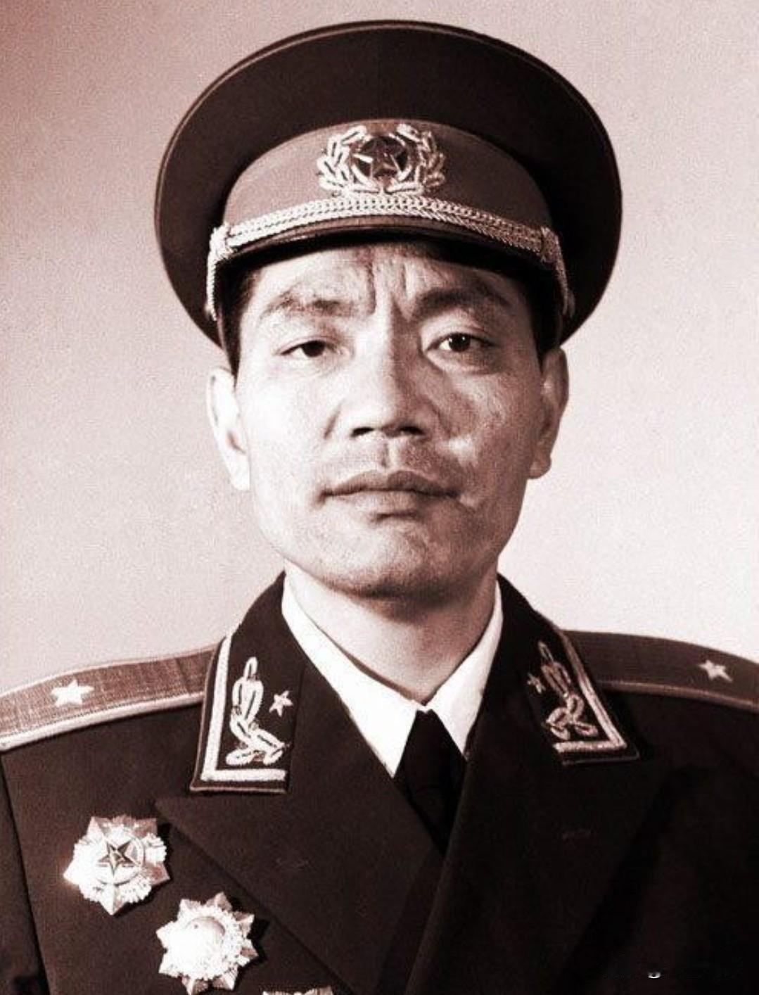 1959年尤太忠回光山老家，村口撞见亲哥尤太俊，衣衫破烂、端着破碗，正要出门讨饭