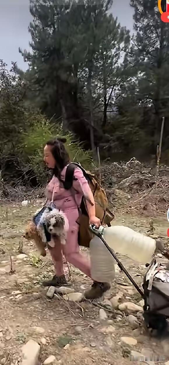 这哪能叫穷游，分明就是流浪！有个身材肥胖的中年大妈，独自推着一辆小推车，背着一