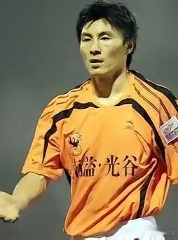 国足的问题在哪？“铁血后卫”李玮峰一语道破！“韩国球队每日六点就统一晨跑，连巴