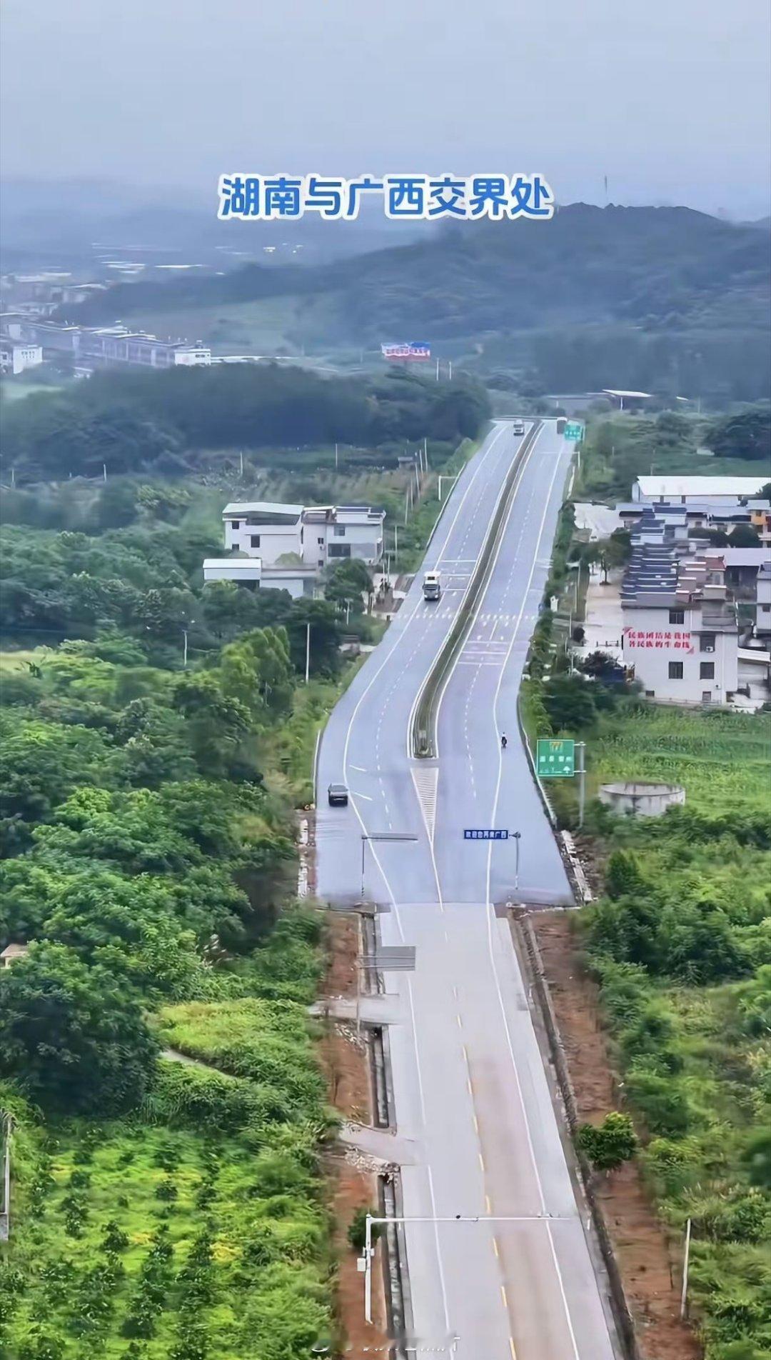 国道湘桂交界处，两省经济实力一目了然。