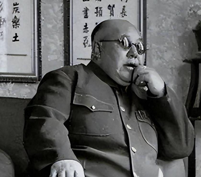 1949年，解放军接管银川，奉命查封"宁夏王"马鸿逵的私人金库。大门推开，战士们