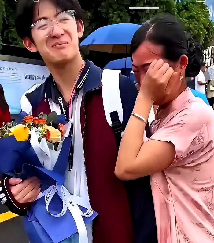 716分！清华录取！谁敢信，这个1米85的湖南小伙，背后竟然没有亲爹亲妈的半