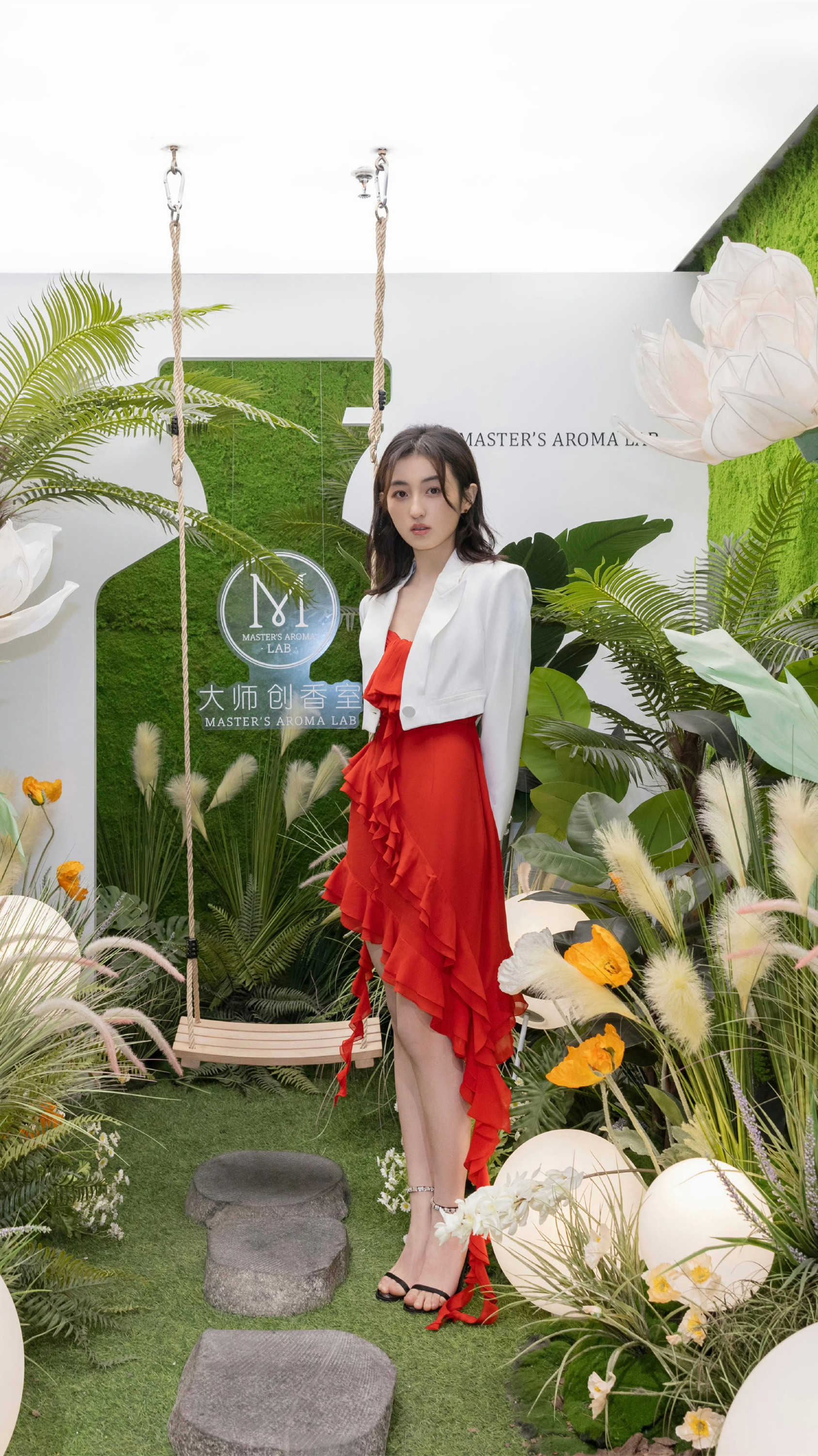 张子枫：红裙高跟美腿。张子枫