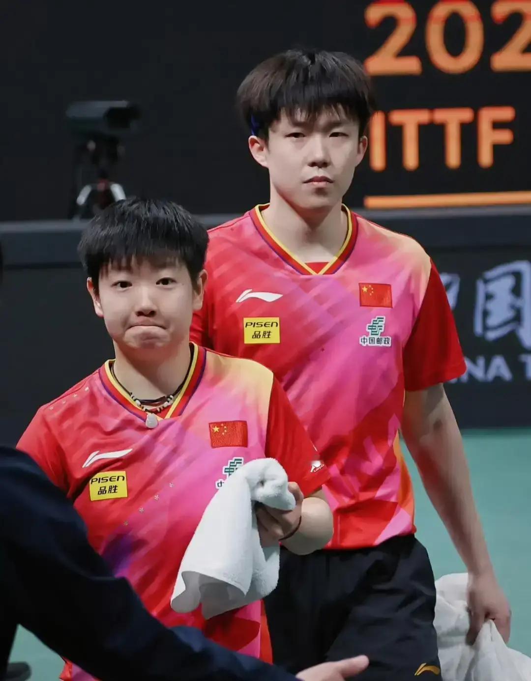 王楚钦0比3输了，骂声一片。真相简单到扎心孙颖莎脚扭了，队医劝退，她咬牙说“打”