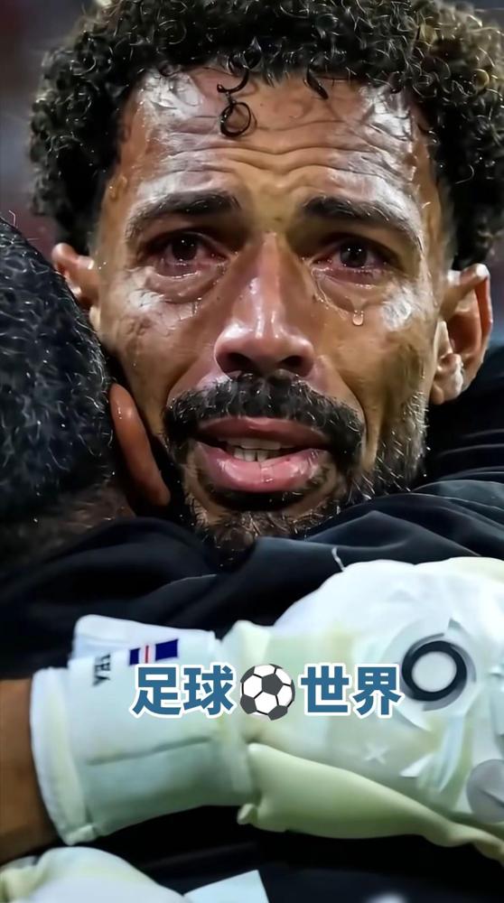 乌拉圭球星苏亚雷斯，在场上哭了多少次？2014年，绝杀英格兰，他抱着队友痛哭
