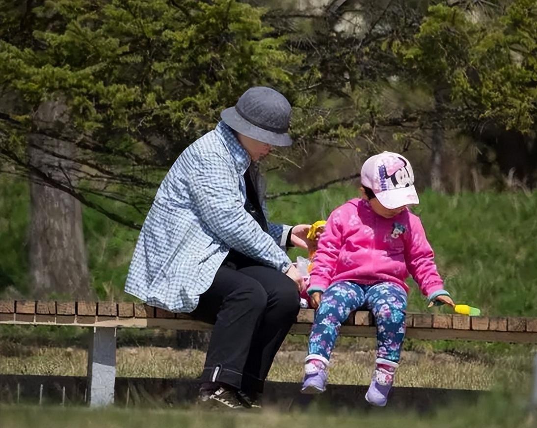 人常说的隔代亲，只是你对他亲，他对你并不亲！我们家只有一个孙女，出生40天，我