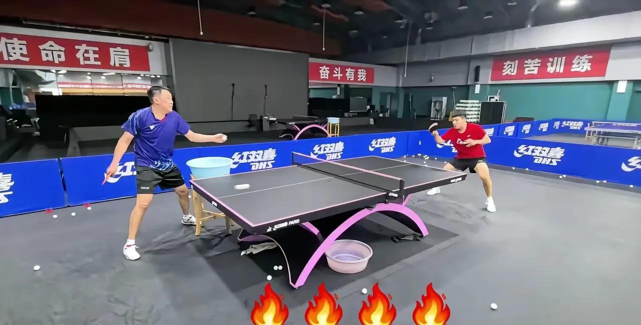 梁靖崑这就开始练球了。昨晚四火哥发了动态，俩人正一块儿练着呢，照片里梁靖崑那新发