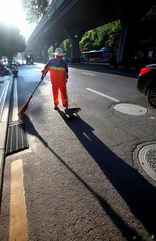 凌晨三点，深圳街头的扫地机器人比你还拼。​800台无人环卫车已经跑了1800公里