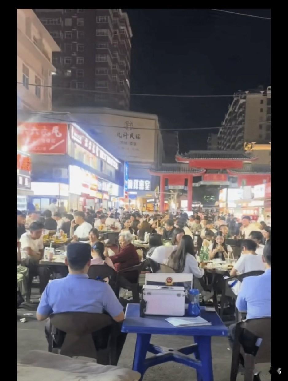 河南又火🔥了，这次我建议全国夜市推广开来。这次还是因为烤串，西大街有个地