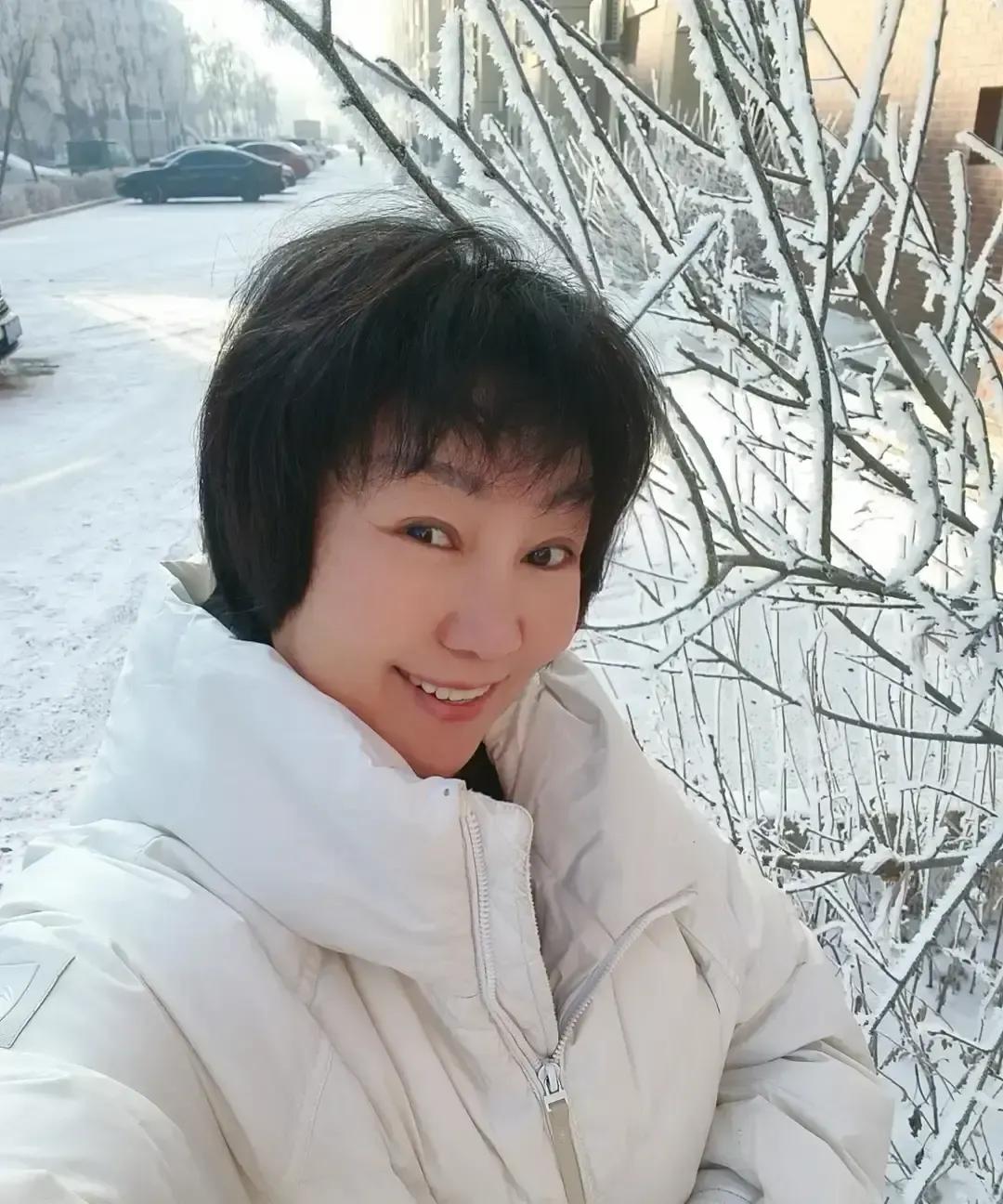 55岁姐姐深夜肚子疼到冒冷汗，手机就在手边却找不到能半夜接电话的人，硬撑半小时才