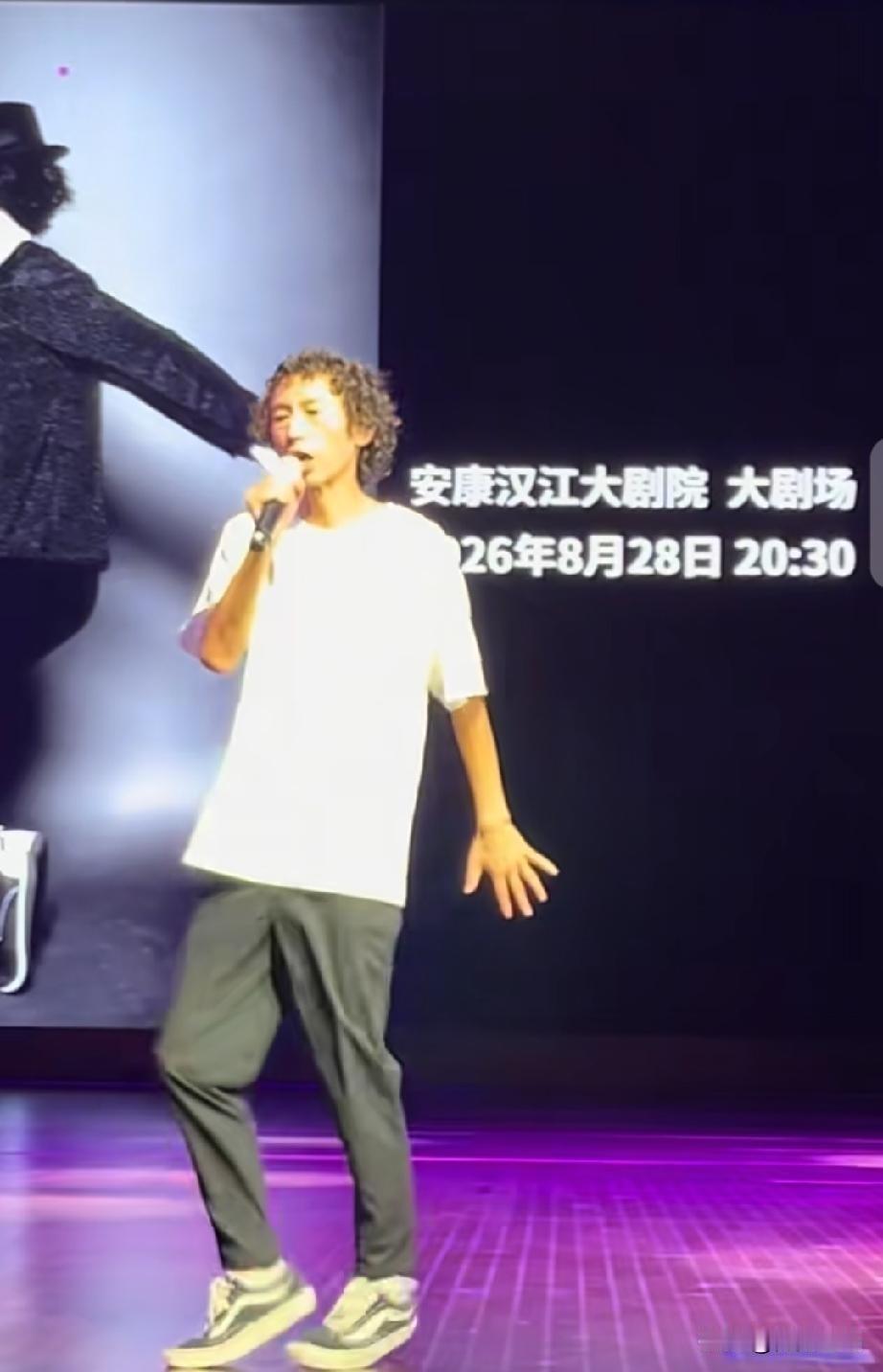 50块看场国际巨星庞麦郎的演唱会，值不值？前天晚上，陕西安康汉江大剧院那是真热闹