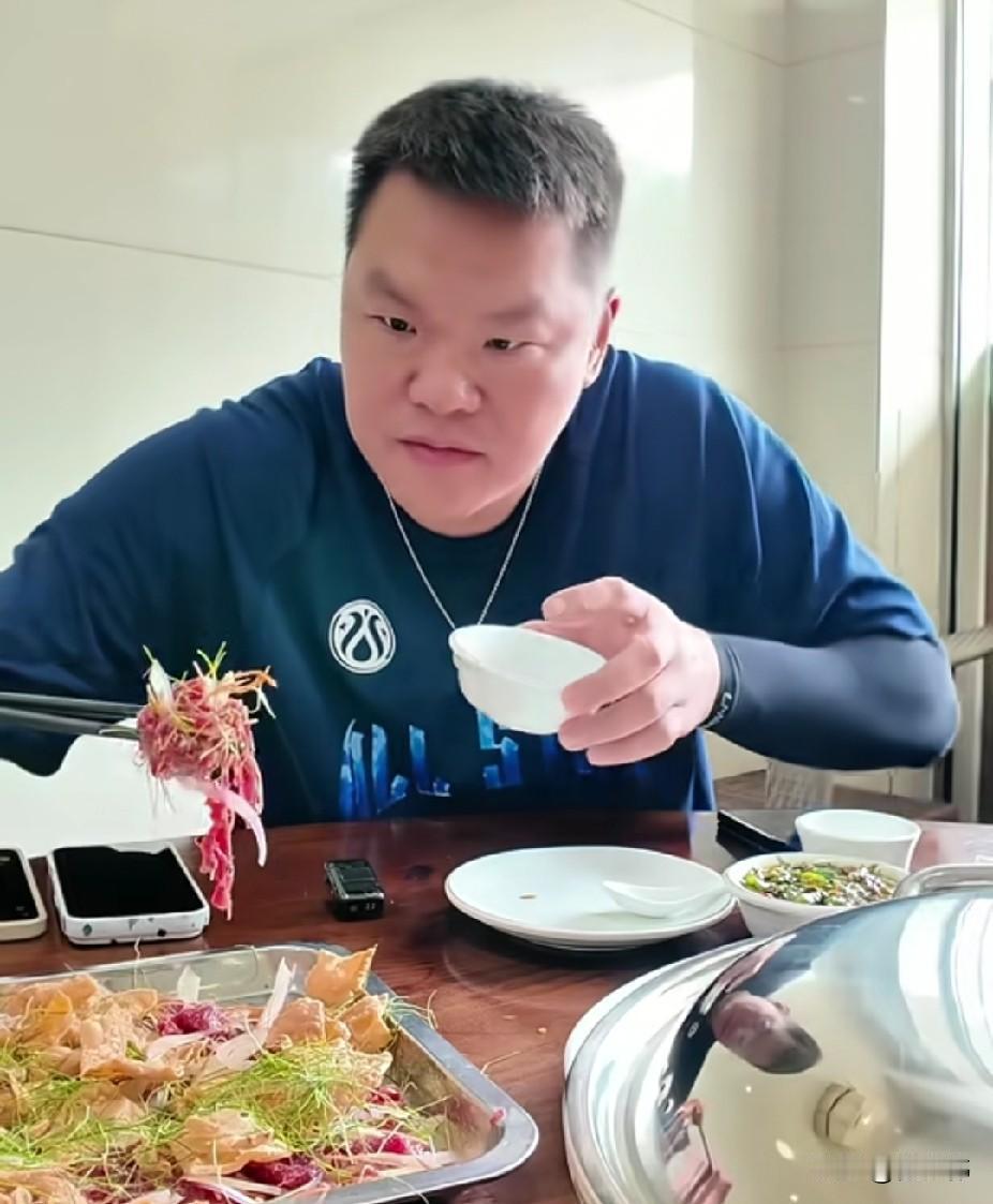 朱芳雨谈吃牛生：“不仅有鱼生，还有牛生，今天慕名而来，到江门这边吃牛生，确实