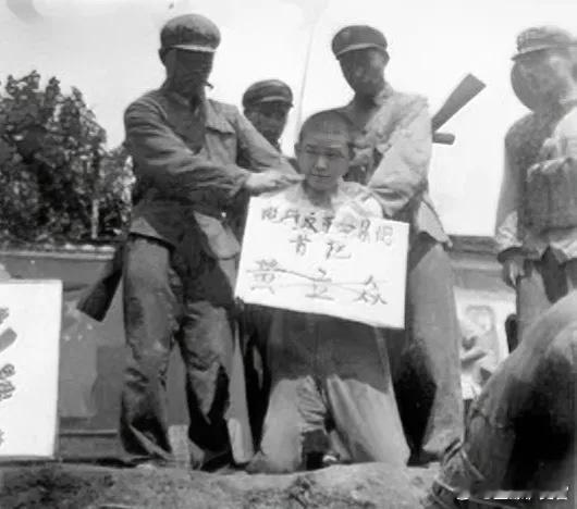 1956年秋天，20岁的黄立众考取北京大学哲学系，离开生他养他的故乡。但四年后，