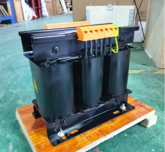 比芯片更重的东西出现了！现在整个欧美都急疯了，美国电网设备商就算加班加点生产，也