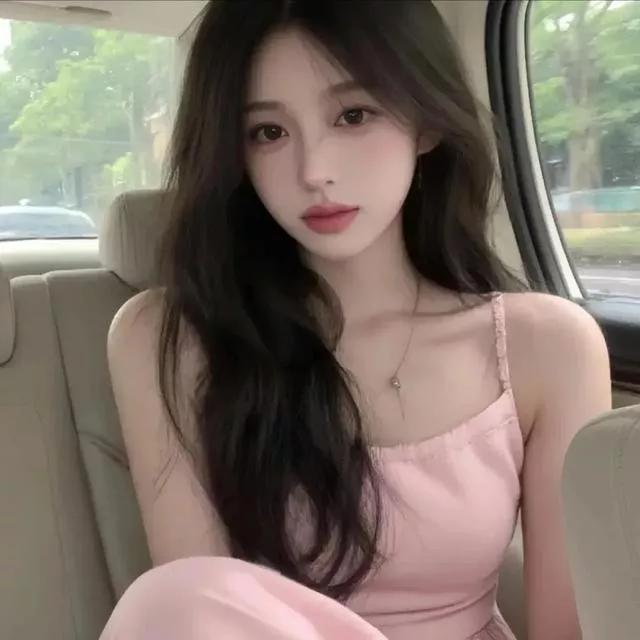车内甜美少女，粉色连衣裙，清新自然，温柔迷人。粉色的优雅漫步温柔粉色裙粉色气