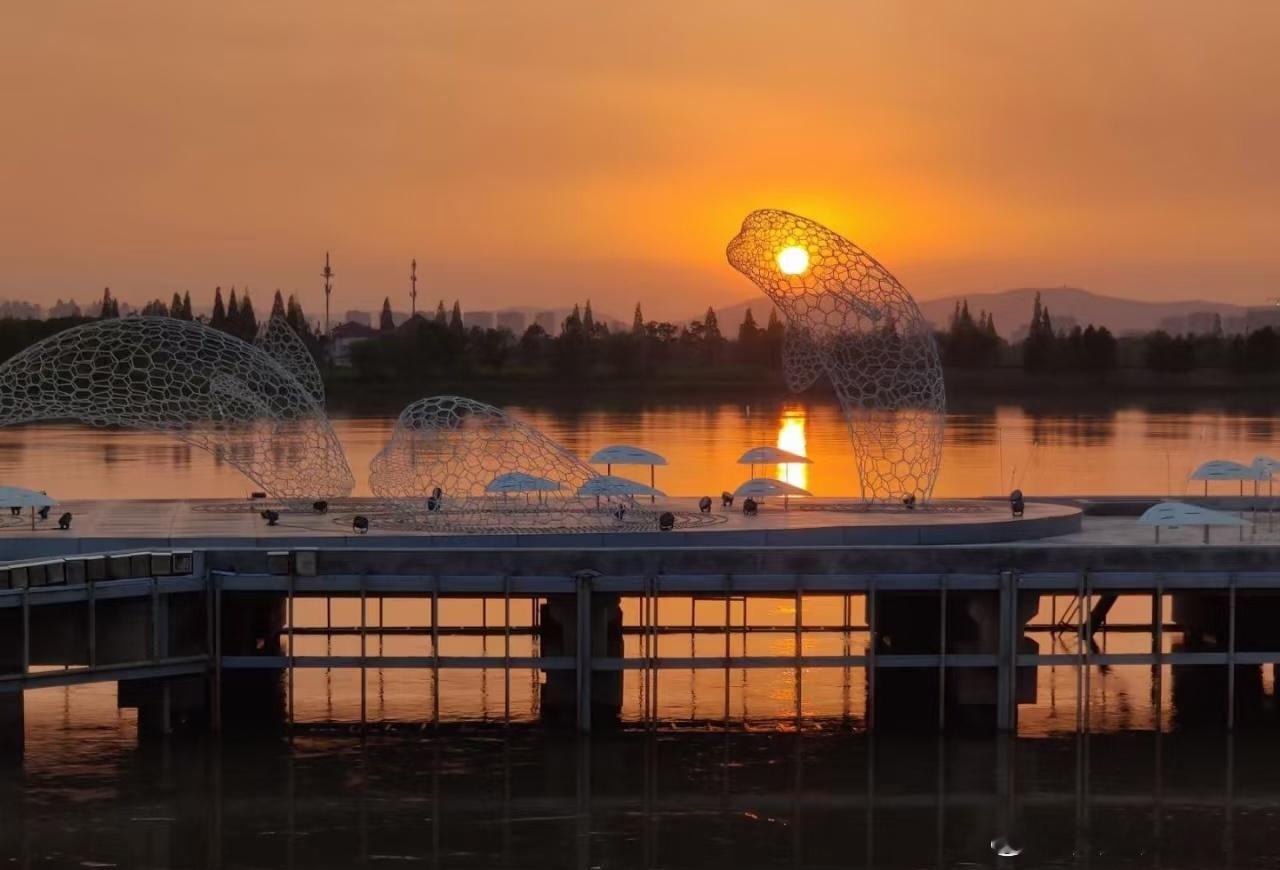 江湖风水口诀：独生女住西户，女儿聪明俊秀。东户主卧在东南，腰酸腿疼肾虚寒。西户主