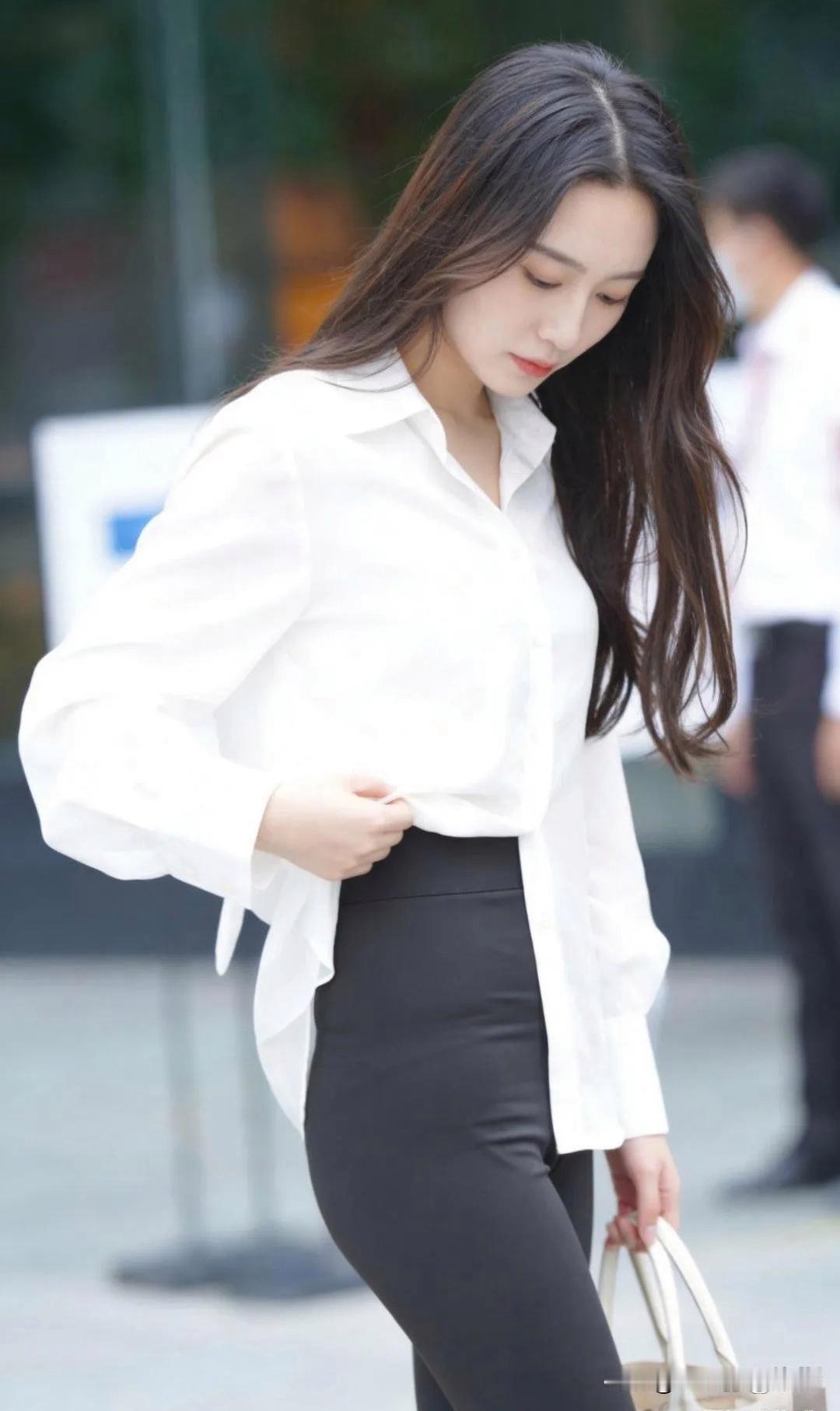 都市女性的时尚穿搭，总能演绎出不同的魅力。中性色系高阶穿搭，简直是都市通勤氛围感