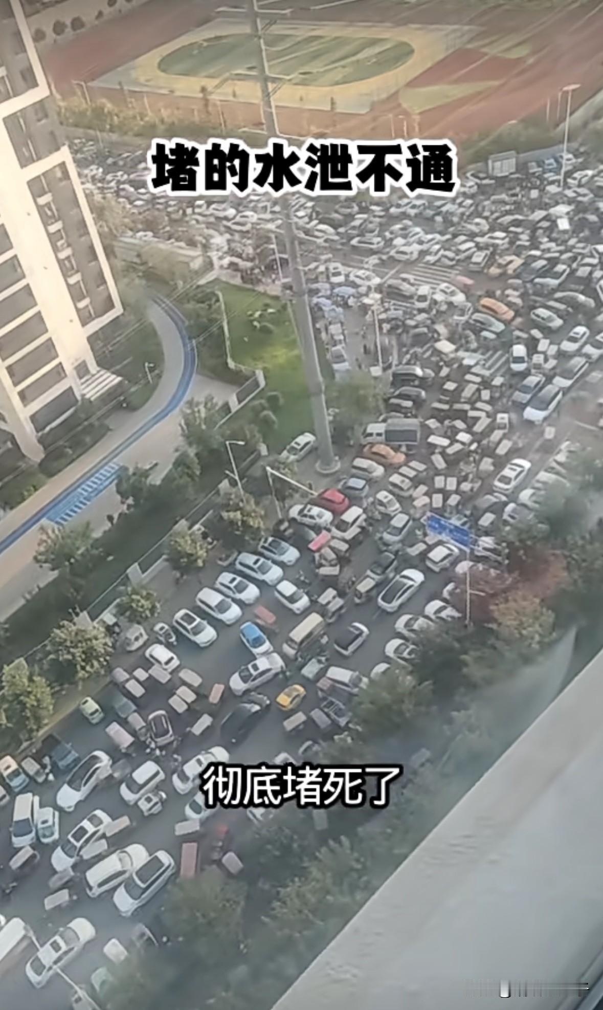 这场面，估计交警叔叔来了都得报警吧一网友分享自家十字路口堵车的场景，整个十字路