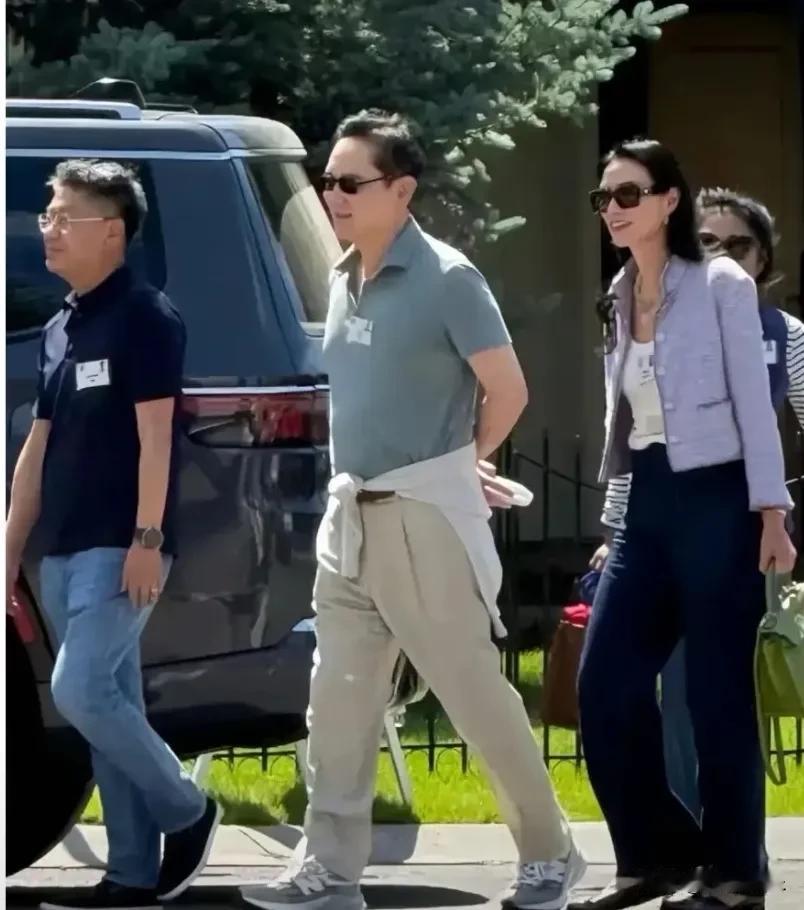 邓文迪和三星会长李在镕竟然同框了！近日，年度“亿万富翁夏令营”——太阳谷峰会