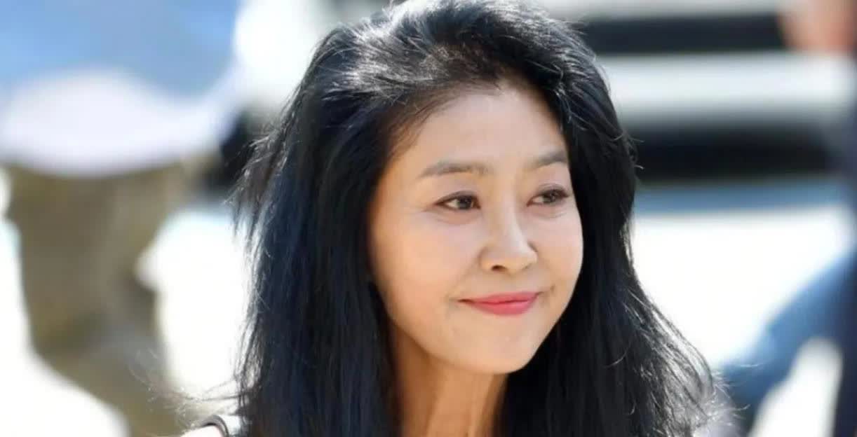 李在明的绯闻女友金富善，据她自己透露，李在明在当京畿道知事时与她确定恋人关系，“