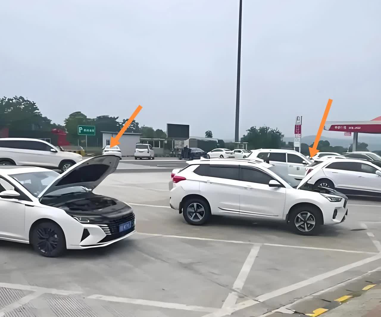 其实现在的汽车散热系统都已经很成熟了，压根没必要再把前盖打开散热了。昨天和同