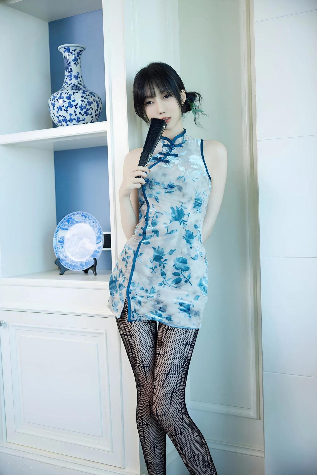 温婉与时尚并存！玥儿玥er旗袍裙写真，水墨蓝花尽显东方韵味