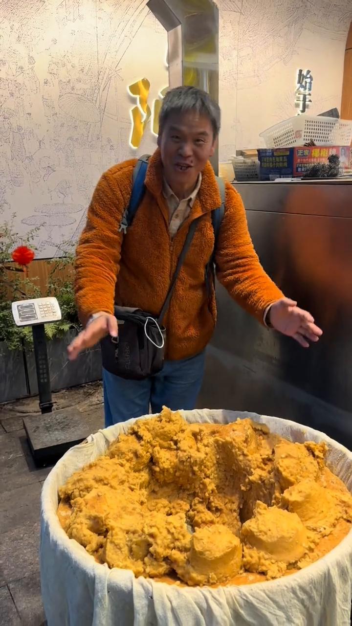 过年了，到简阳吃个豌豆汤。全是豌豆头，一回看到豌豆可以这么做汤。豌豆肥肠汤看着就