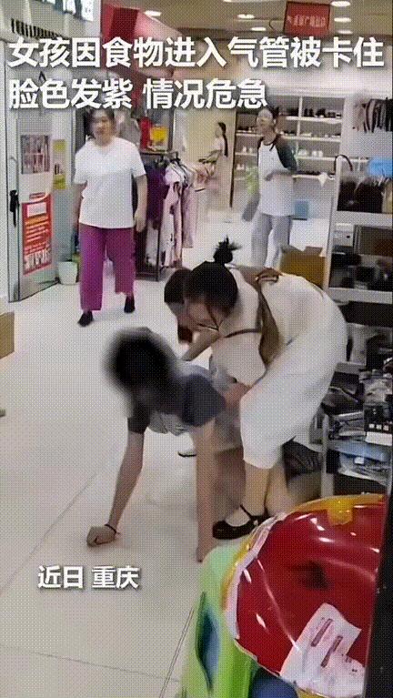 她脸色发紫倒在商场，众人全慌了，只有两个女生冲了上去。没人知道她叫什么，从哪来
