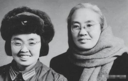 1946年，他迎娶了左权将军的遗孀，成亲当晚没送戒指，反倒交出了亡夫的望远镜：他