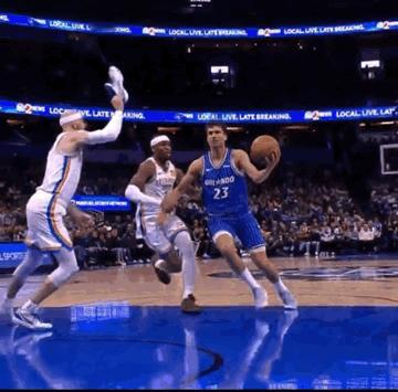 最佳防守！这球是好帽啊，裁判怎么给了技犯？！卡鲁索鞋掉了，机智中用鞋盖掉希瓦尔