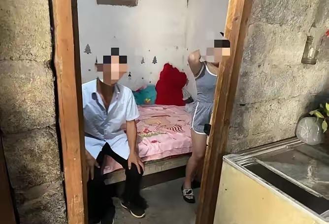 “色字头上一把刀！”贵州遵义，一78岁老人拐进路边一间出租屋，这是他第二次来找失