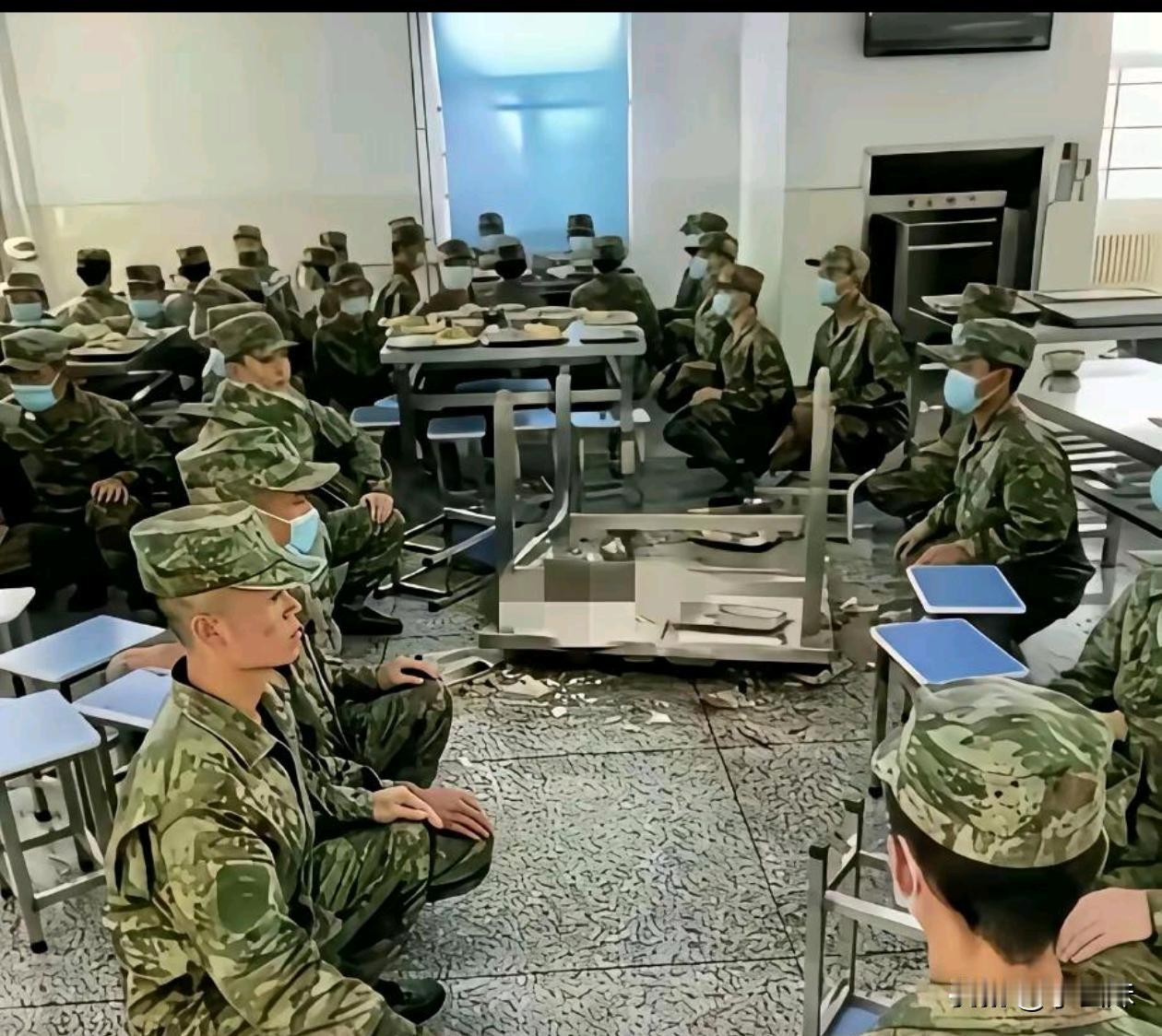 怪不得都说参军之后变了一个人呢，在食堂打架的下场一蹲蹲一天