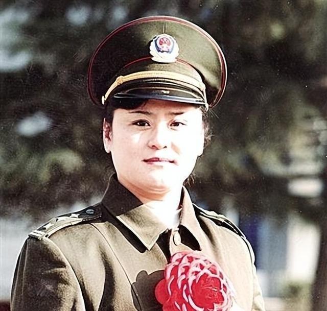 1988年，郑州火车站一名姑娘遭三名壮汉强拽入出租车。当车于路口急刹时，女子乘惯