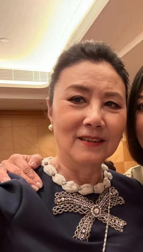 汪明荃对娘家人的依赖不多，帮衬感觉也不多。刘嘉玲跟汪明荃一样，都是结婚多年，不生