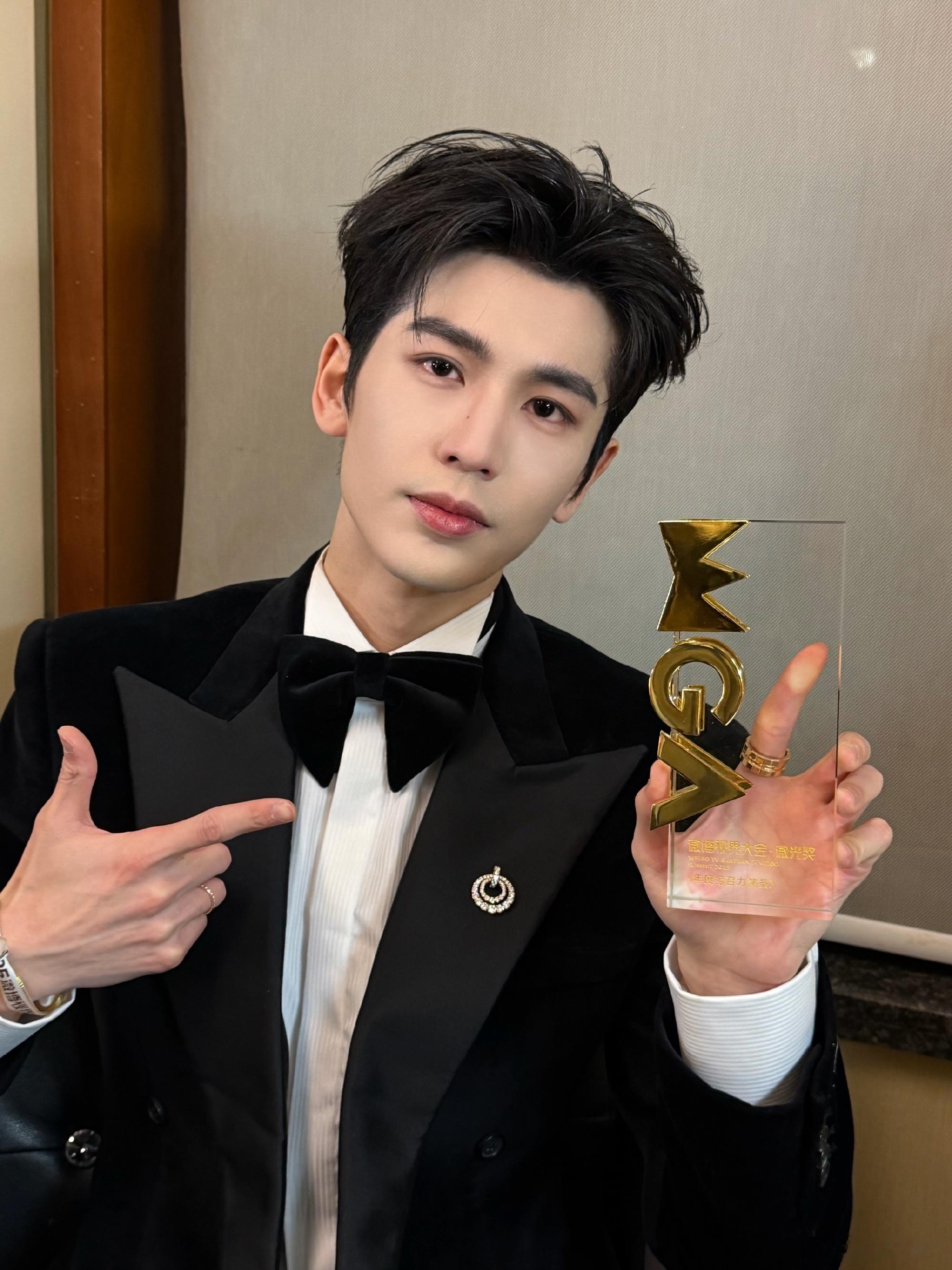 张凌赫视界大会晒照张凌赫晒与胡杏儿刘宇宁合照张凌赫微博视界大会晒照，除了胡杏儿、