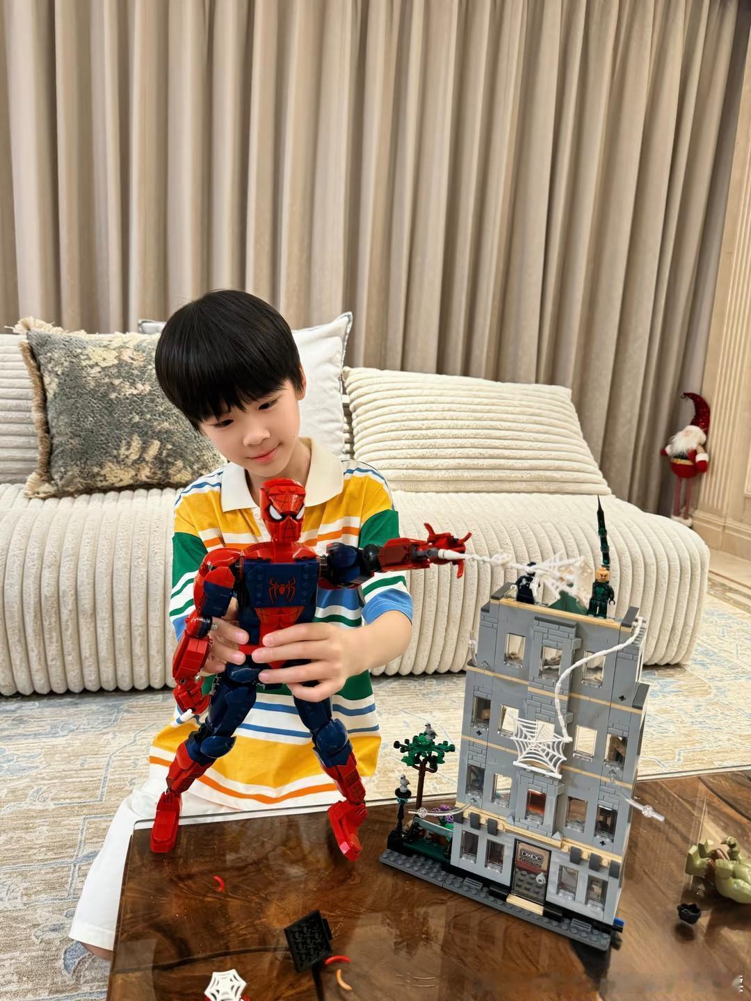 43岁黄圣依和小儿子在家中拼玩具，母子俩看起来关系真好！儿子遗传了她的冷白皮，五