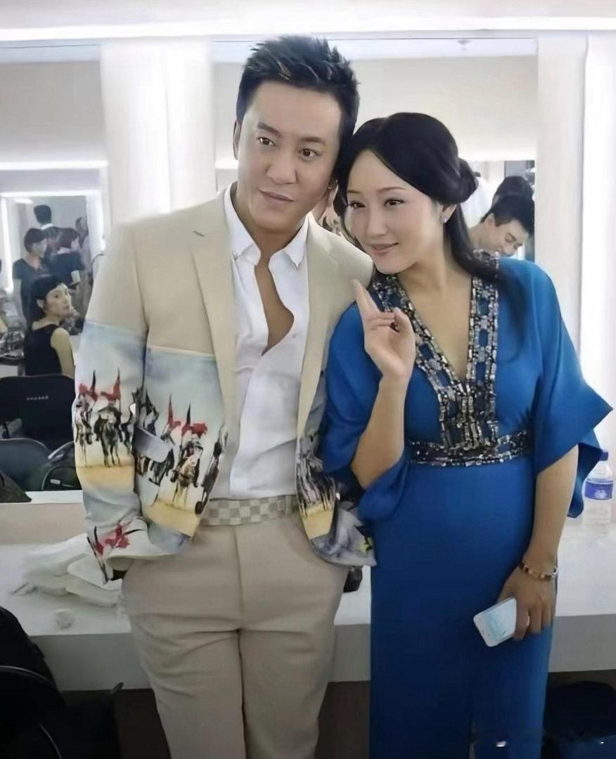 毛宁杨钰莹同框合照，杨钰莹腹部状态藏不住岁月痕迹，年龄感尽显。